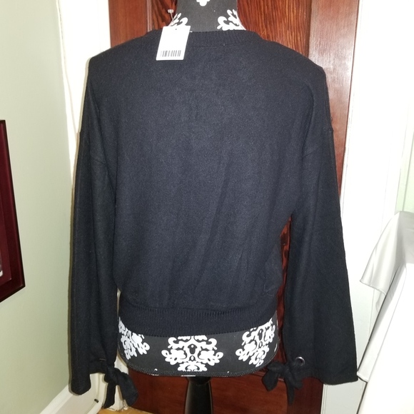 *ADORABLE* Urban Outfitters Bow-tie cuff sweater - Picture 2 of 4